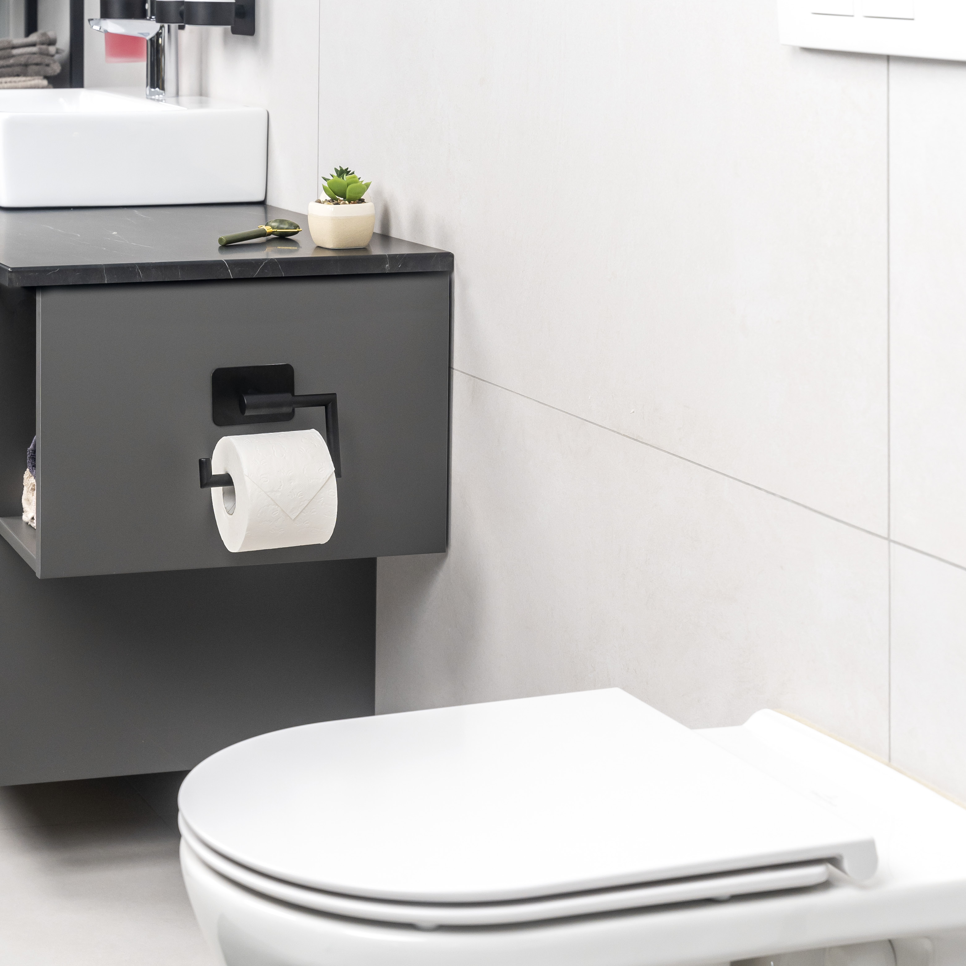Bad-Serie PIAZZA BLACK TAPE - Toilettenpapierhalter, Papierrollenhalter selbstklebend Edelstahl, schwarz - kein Bohren 3M Klebebefestigung
