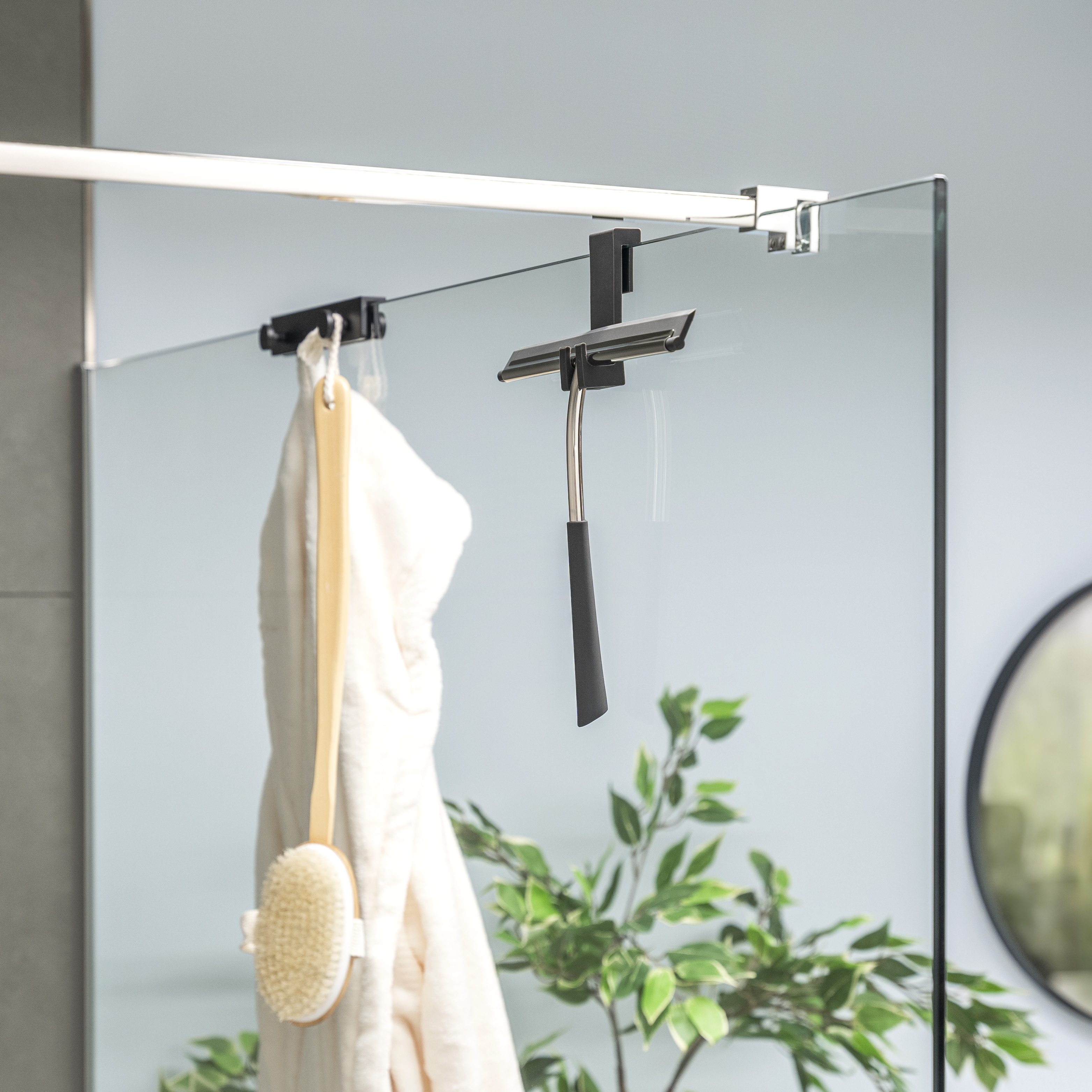 Duschabzieher mit Halterung zum Einhängen an Duschwand, aus Edelstahl und Silikon