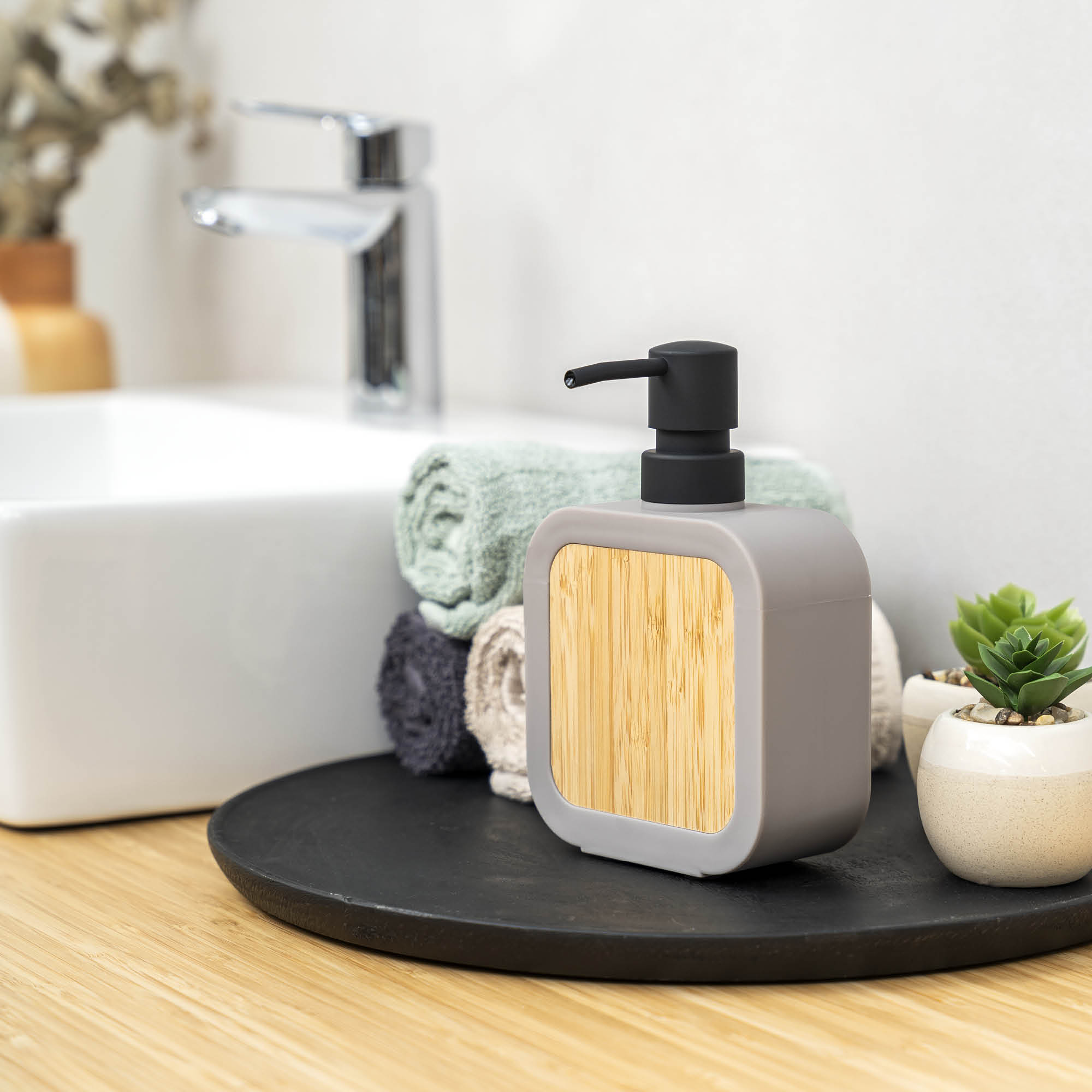 nachfüllbarer Seifenspender mit soft-touch Oberfläche aus Kunststoff mit Bambus, für bis zu 300 ml Flüssigseife, modernes und zeitloses Design, Soap Dispenser, Spülmittelspender ohne Bohren, geeignet