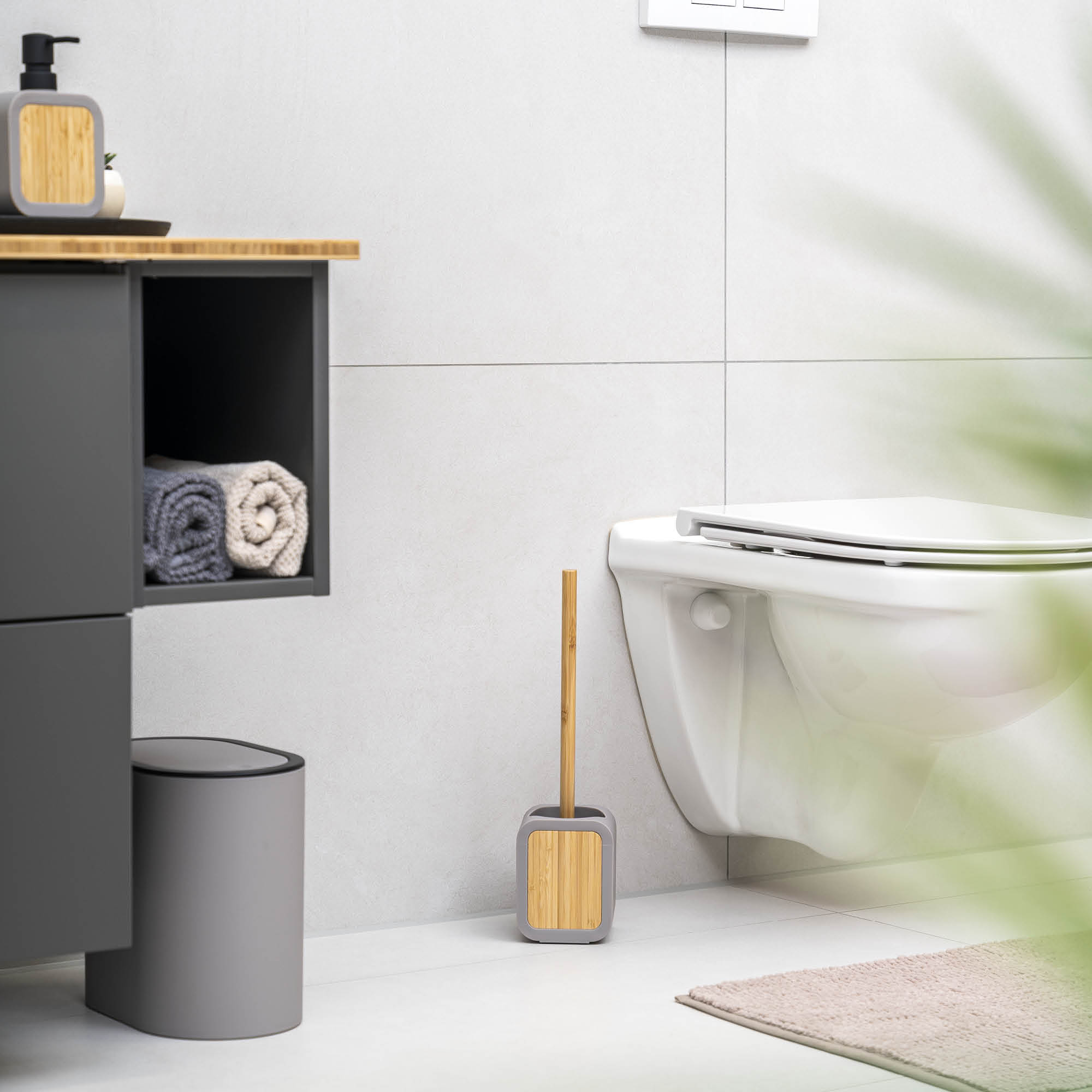 WC-Garnitur mit soft-touch Oberfläche aus Kunststoff und Bambus, modernes und zeitloses Design