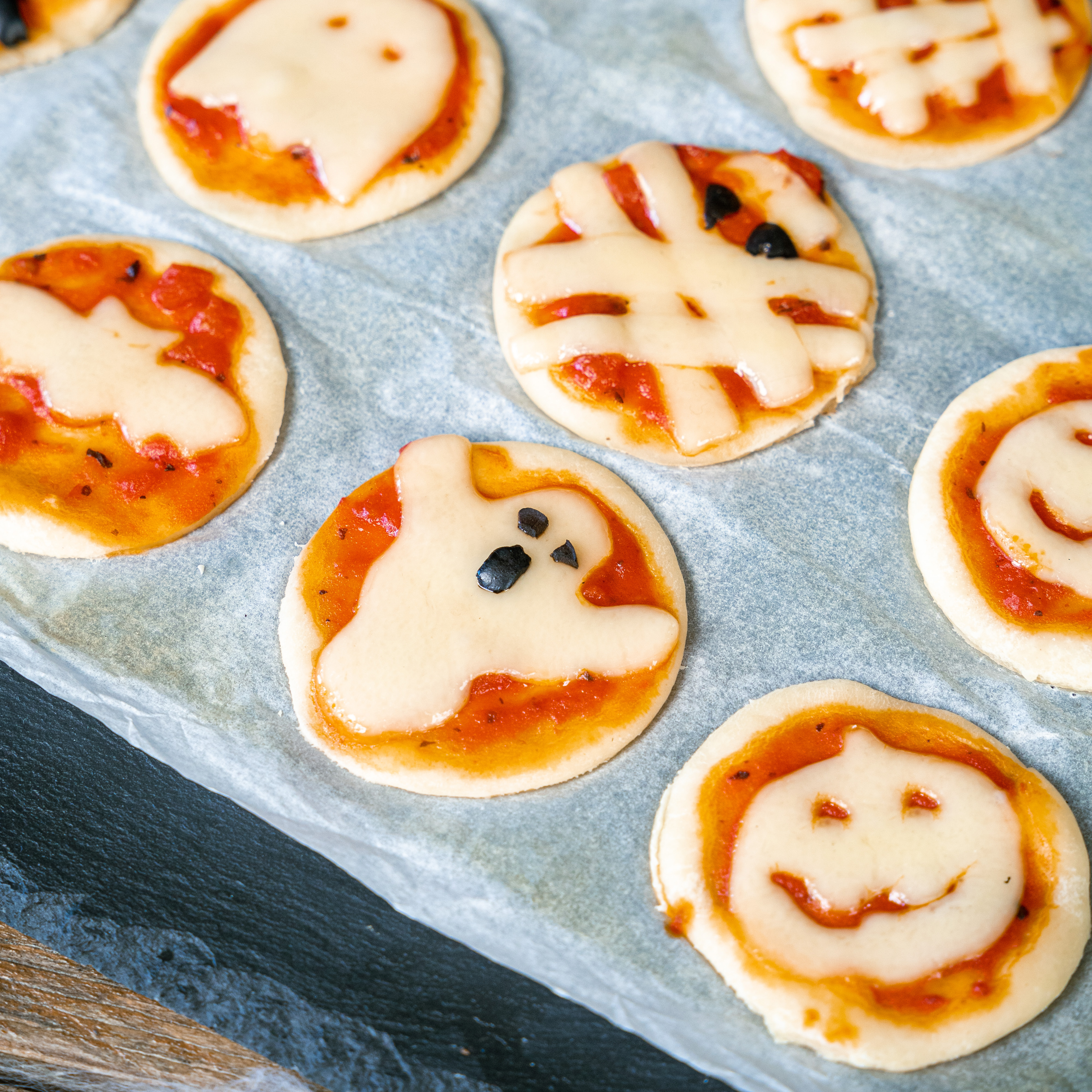 Gruselige Mini-Pizzen für deine Halloweenparty!