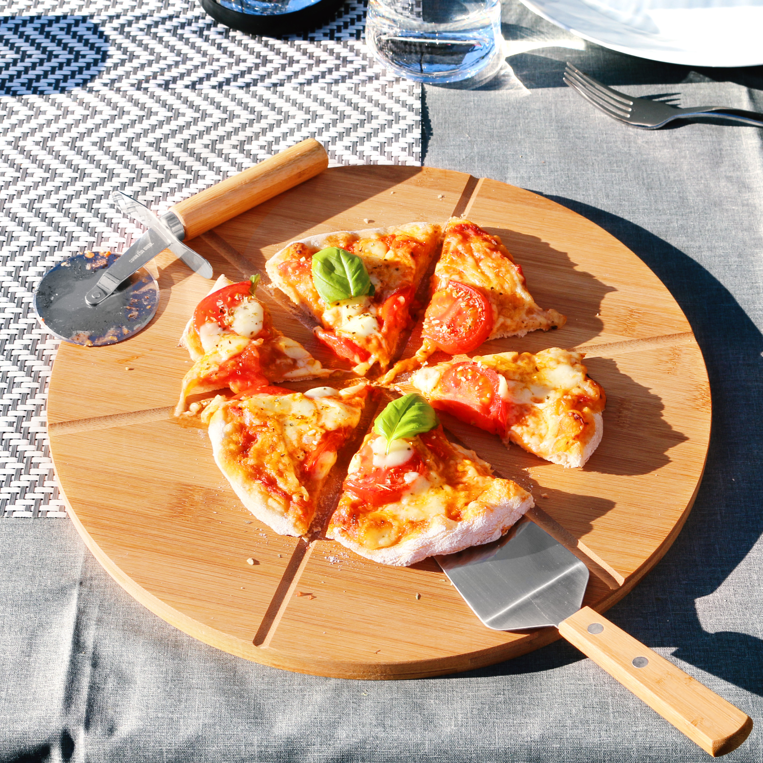 Pizzaservier-Set 3tlg aus Bambus / rundes Schneidbrett, Pizzaheber und Pizzaschneider / Edelstahl mit Bambus-Griffen