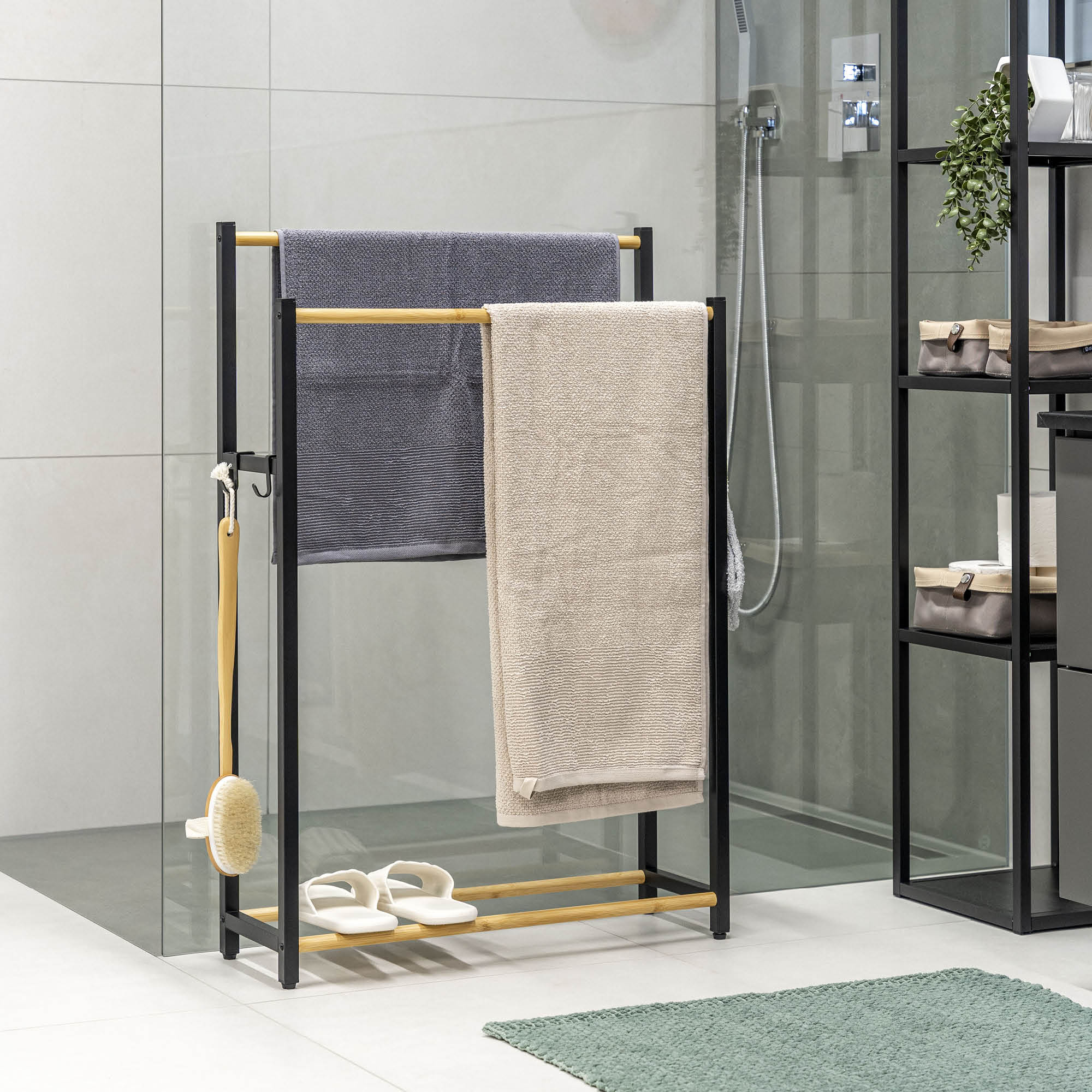 Stand-Handtuchhalter aus mattschwarzem Metall mit Bambus, extra großer freistehender Handtuchständer