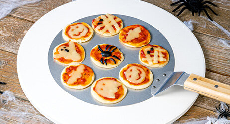 Gruselige Mini-Pizzen für deine Halloweenparty! - Gruselige Mini-Pizzen für deine Halloweenparty!