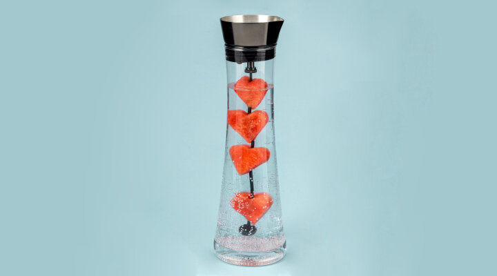 Glaskaraffe mit Melonenherzen auf Fruchtspieß - Glaskaraffe mit Melonenherzen auf Fruchtspieß