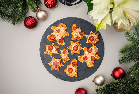 Weihnachtspizza backen – festliche Mini-Pizzen zum Selbermachen - Weihnachtspizza backen – festliche Mini-Pizzen zum Selbermachen