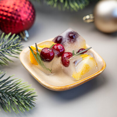 Festliche Eiswürfel selbstgemacht – perfekte Winterdrinks - Eiswürfel Ideen für Weihnachten: Cranberries, Orangen, Rosmarin