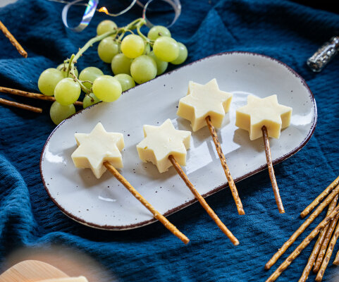 Silvester-Fingerfood mit Wow-Effekt: 8 Rezepte für dein Buffet - Silvester-Snacks: DIY Käse-Zauberstäbe &amp; leckere Buffet-Ideen