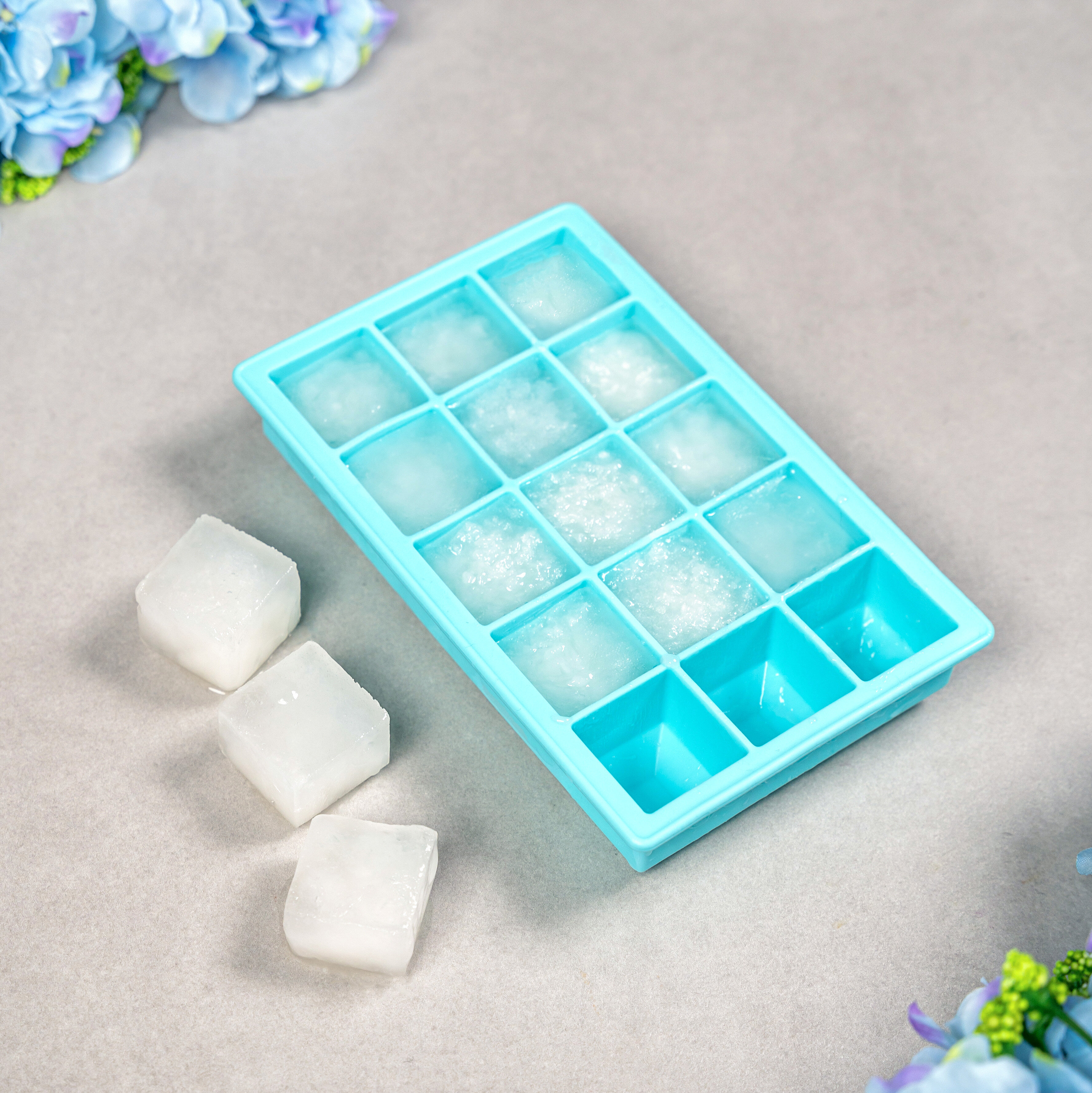 Eine blaue Eiswürfelschale mit drei einzelnen Eiswürfeln