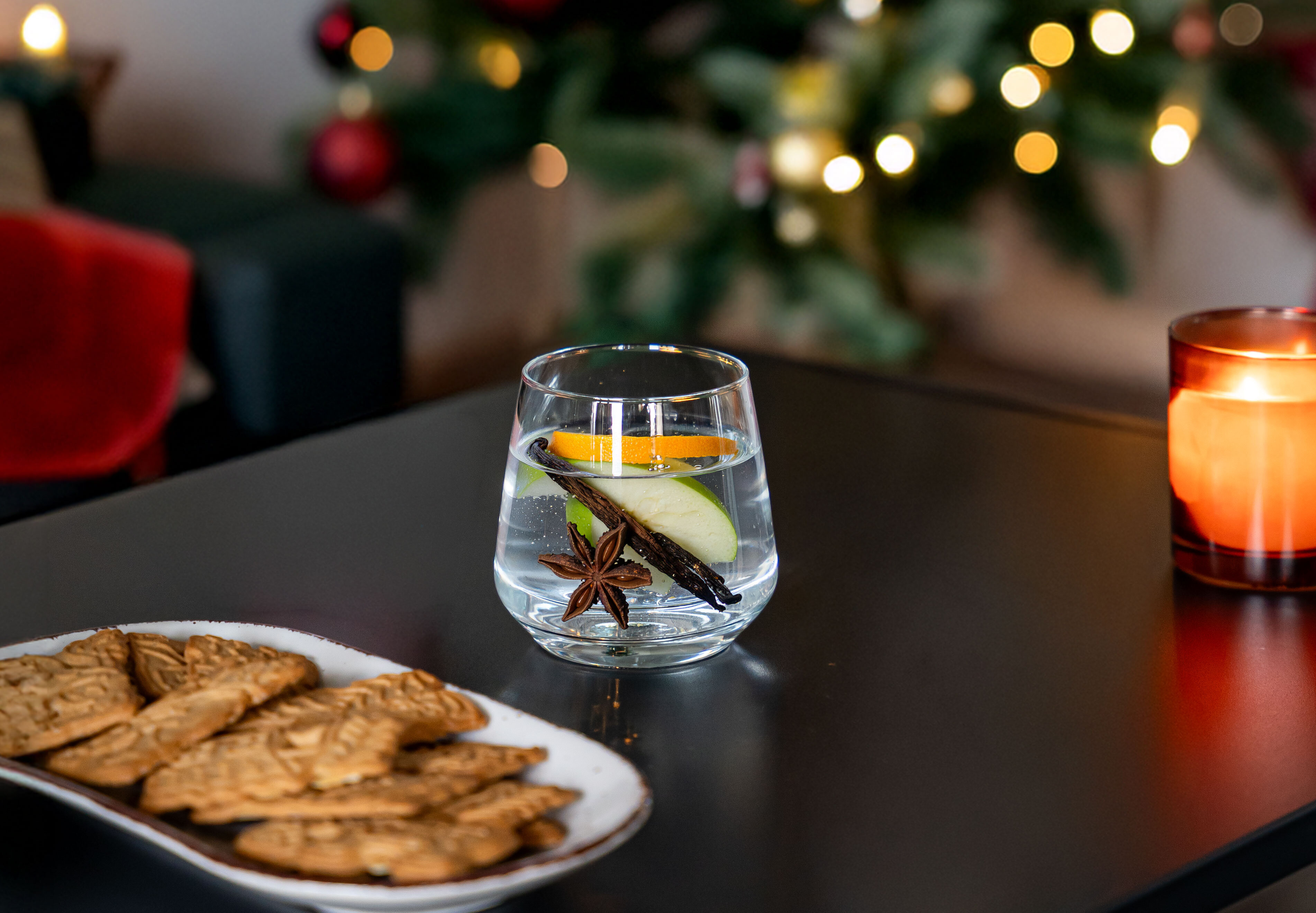 Weihnachtsstimmung mit Glühwein, Lebkuchen und Kerze.