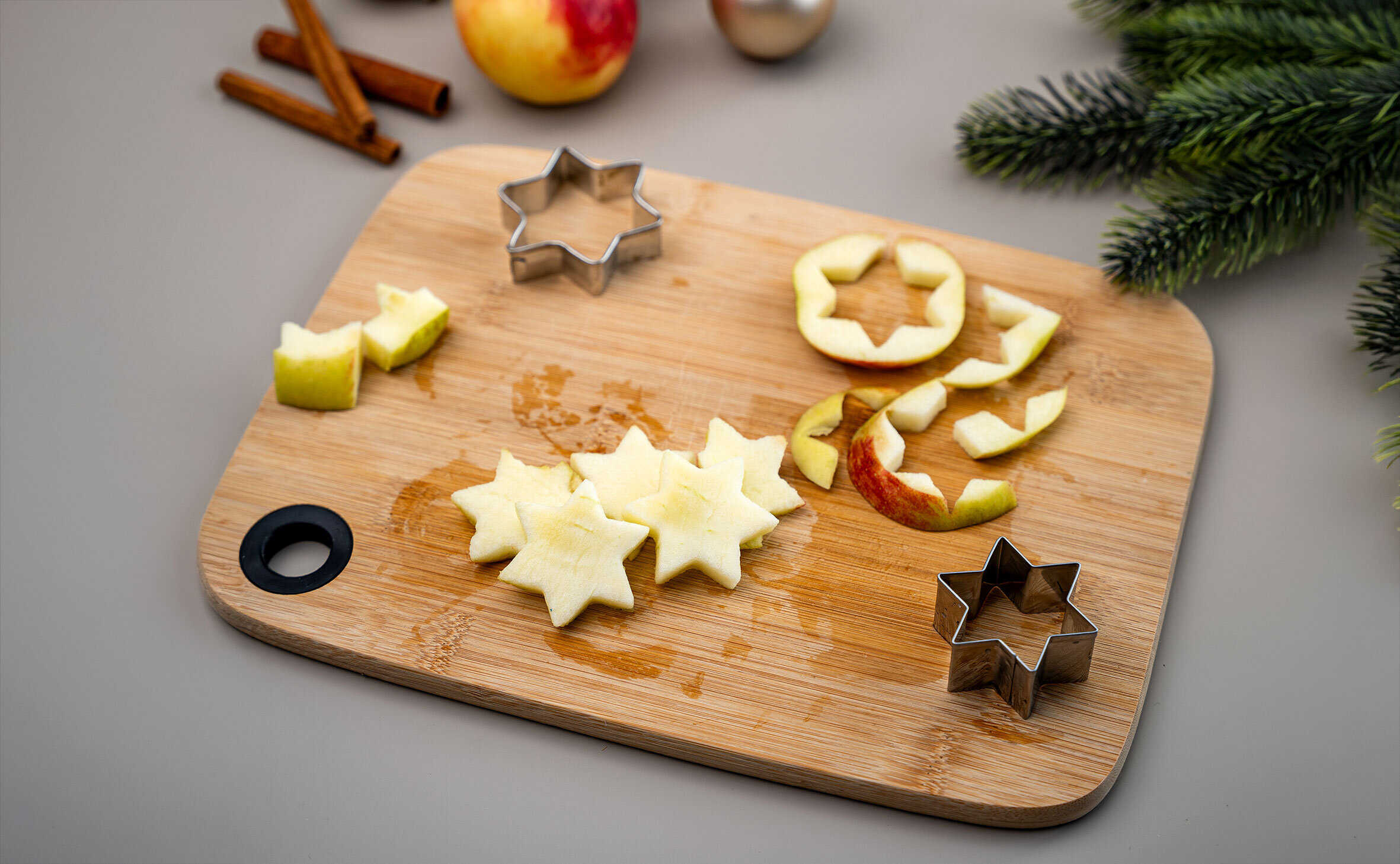 "Apfel in Sternform geviert, Weihnachtsstimmung mit Zimt und Tannenzweig."