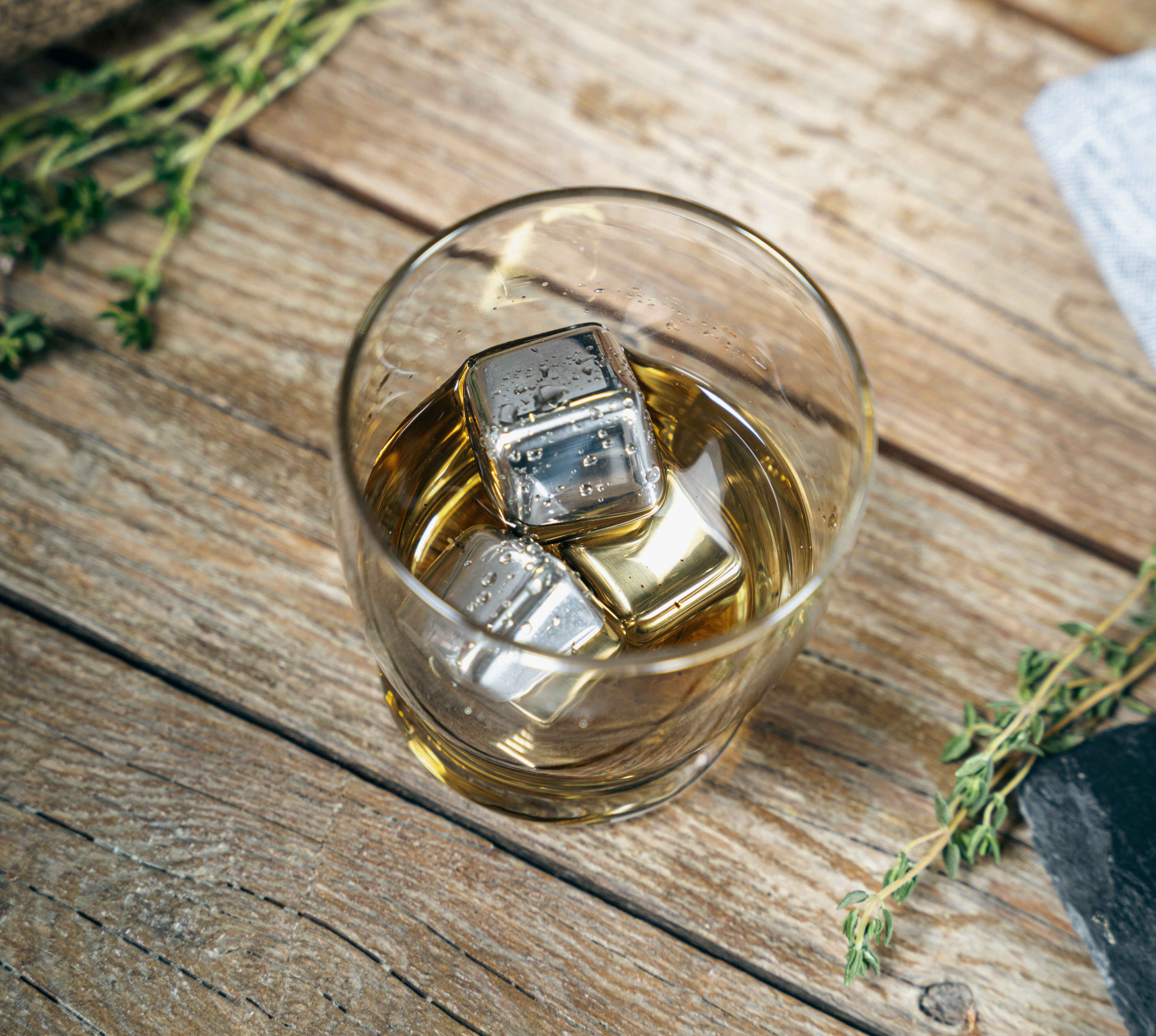 Ein Glas Whiskey auf einem Tisch, das sanft im Licht schimmert