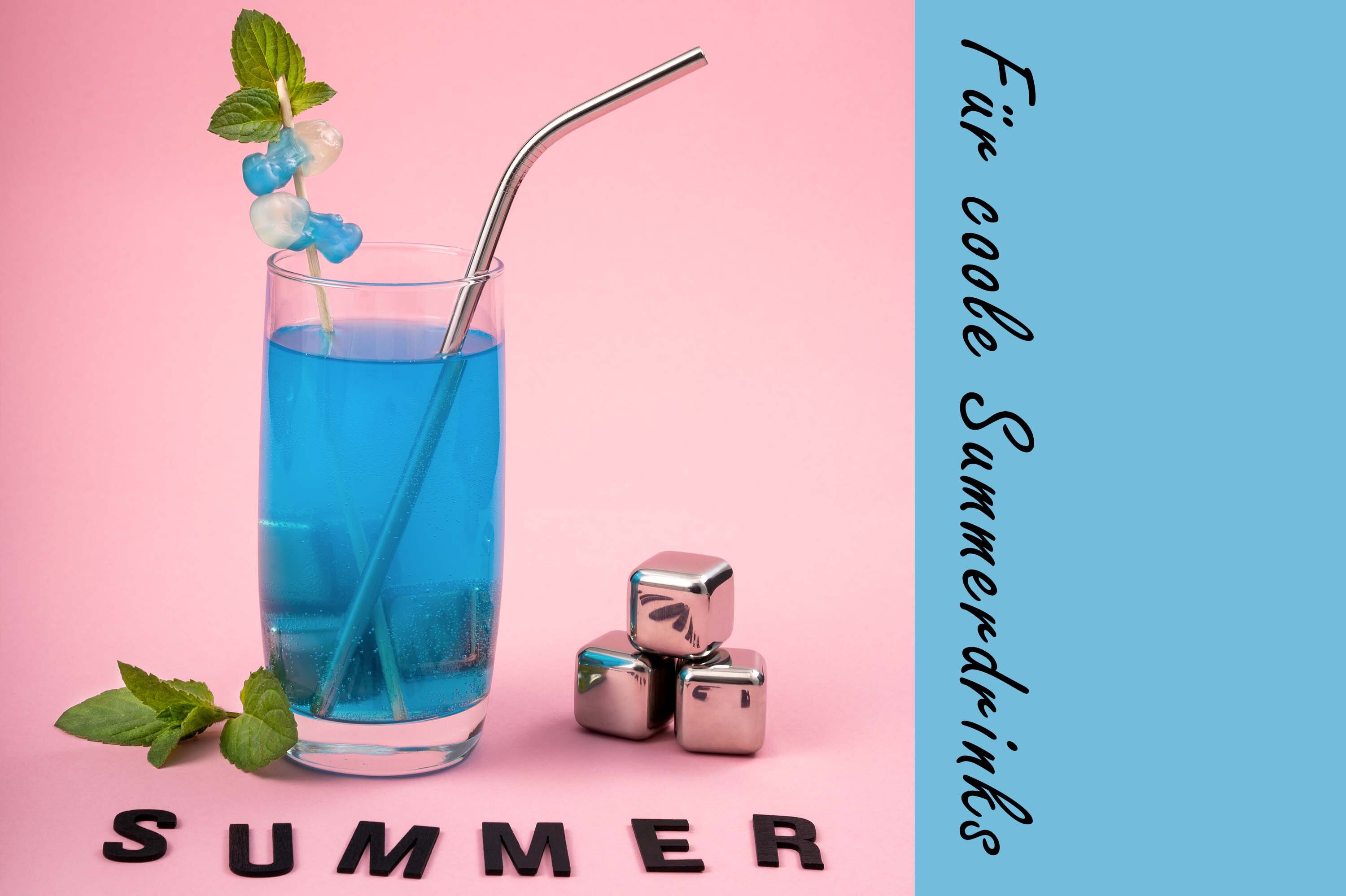 Ein blauer Drink mit Eiswürfeln und Minzblättern vor einem rosa Hintergrund.