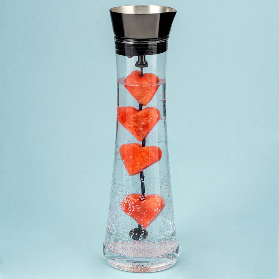 Herzformige Wassermelone in einem Glasflasche mit Kohlensäure.