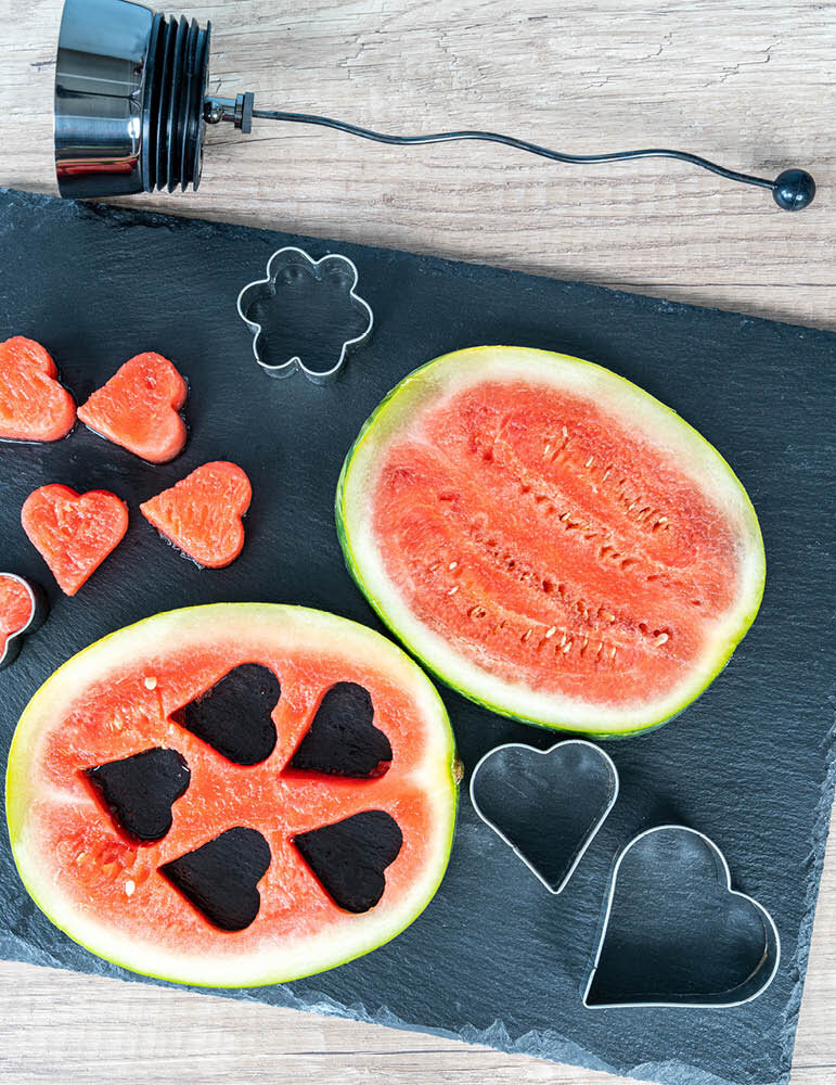Herzformige Wassermelone mit Backformen - ein süßes und kreatives Dessert.