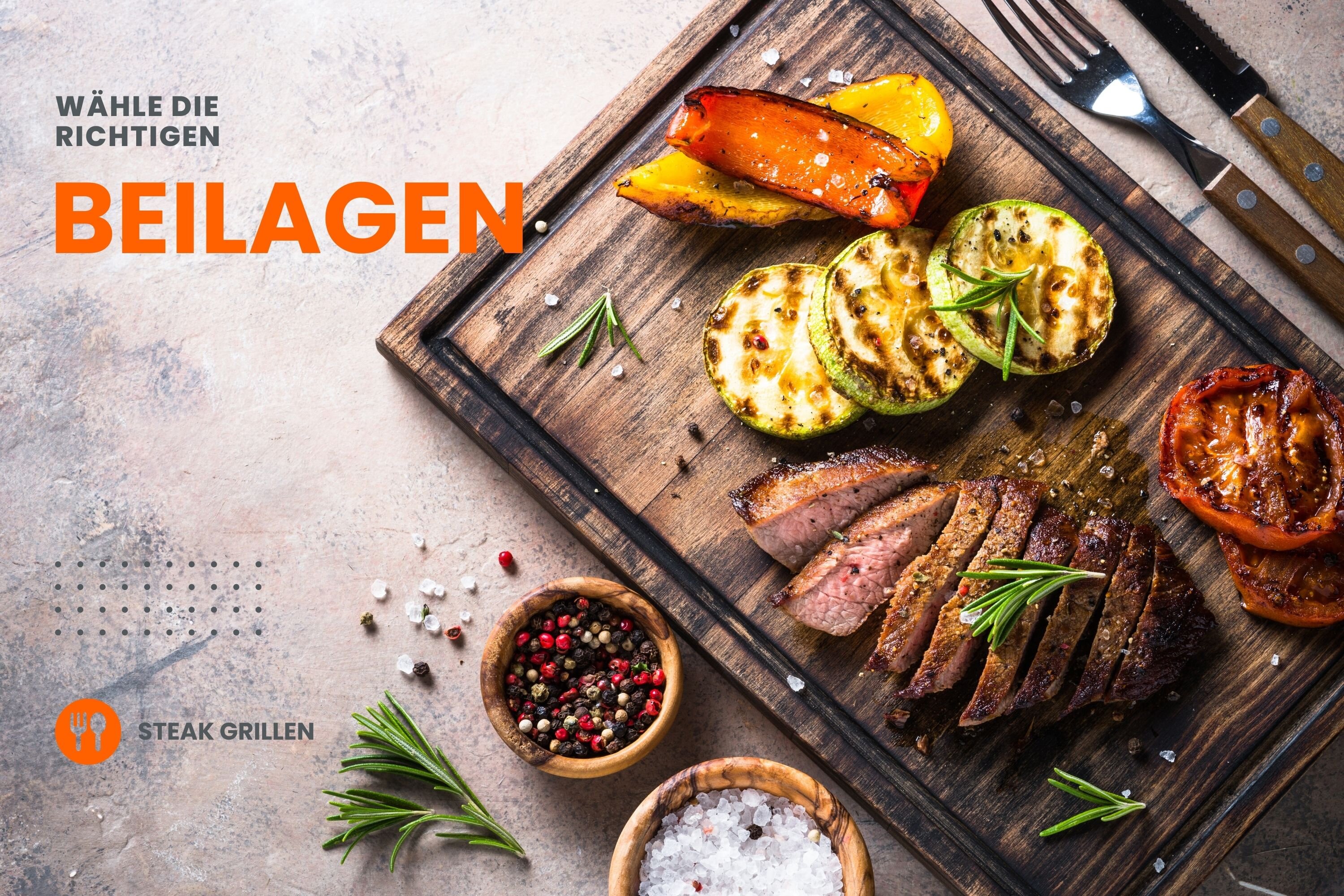 Ein Holzbrett mit einem geschnittenen Steak und Grillgemüse, daneben steht ‚Wähle die Beilagen‘. Auf einer Steinplatte liegen Gewürze und Kräuter.
