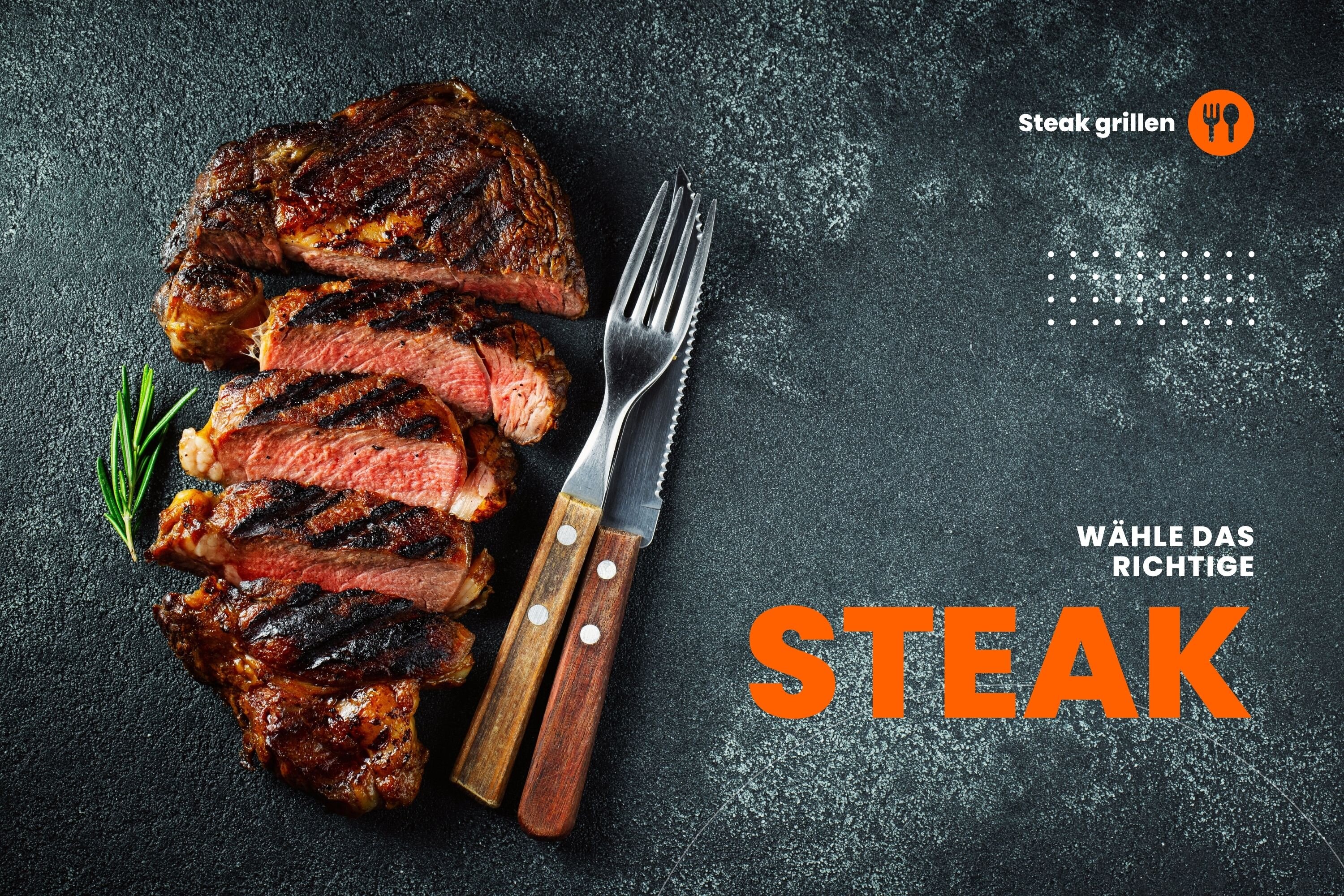 Steak mit Gabel und Messer auf schwarzem Hintergrund.