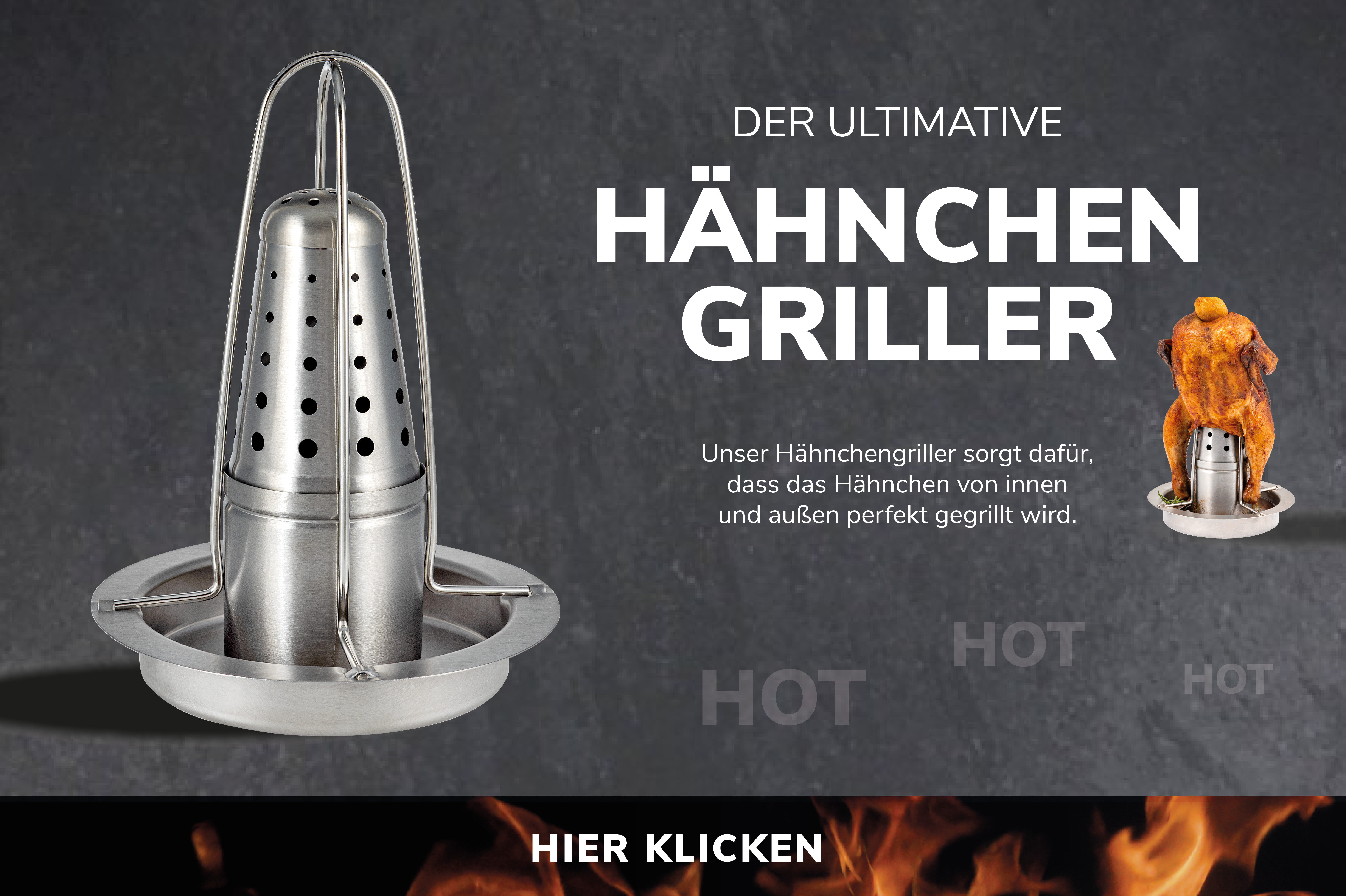 Ein Hähnchen auf einem Grillaufsatz, aufrecht stehend. Der Hähnchenbraten hat eine goldbraune, knusprige Haut. Um das Hähnchen herum liegen frische Tomaten und Kräuter auf einem schwarzen Servierbrett.