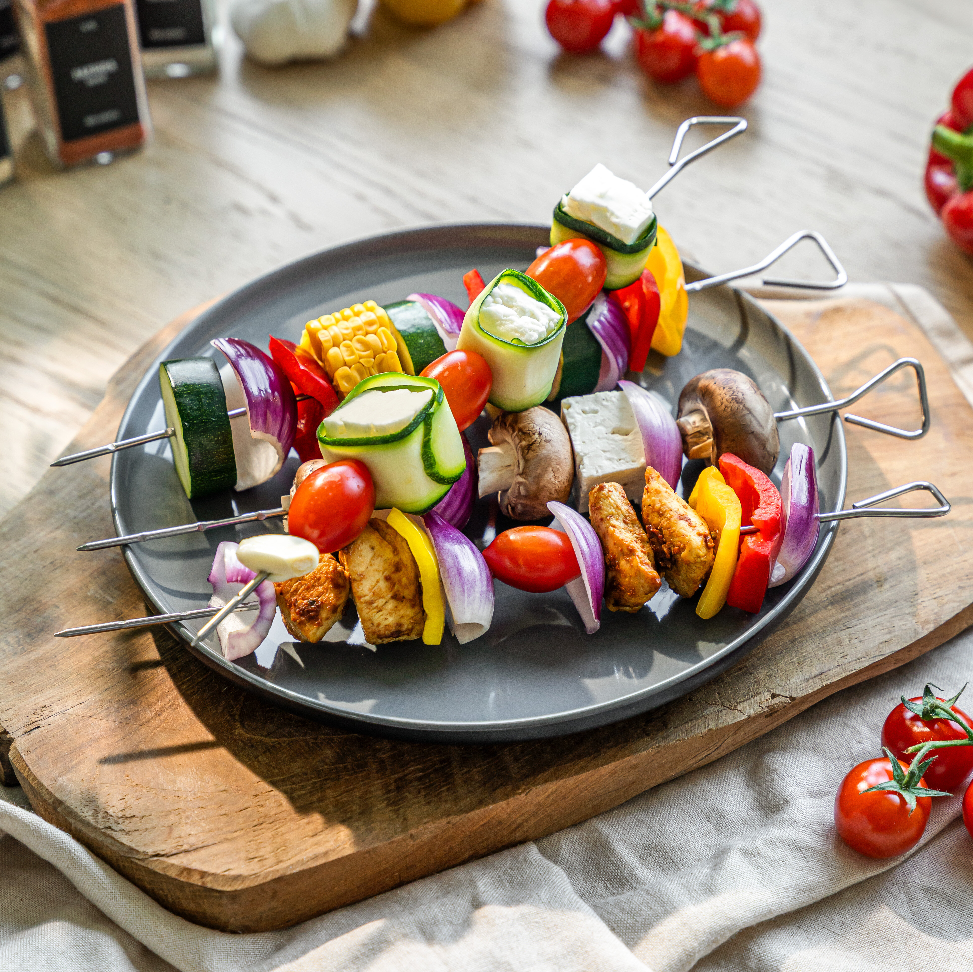 Ein Teller mit bunten Gemüse-Spießen, die frisch zubereitet und appetitlich angerichtet sind