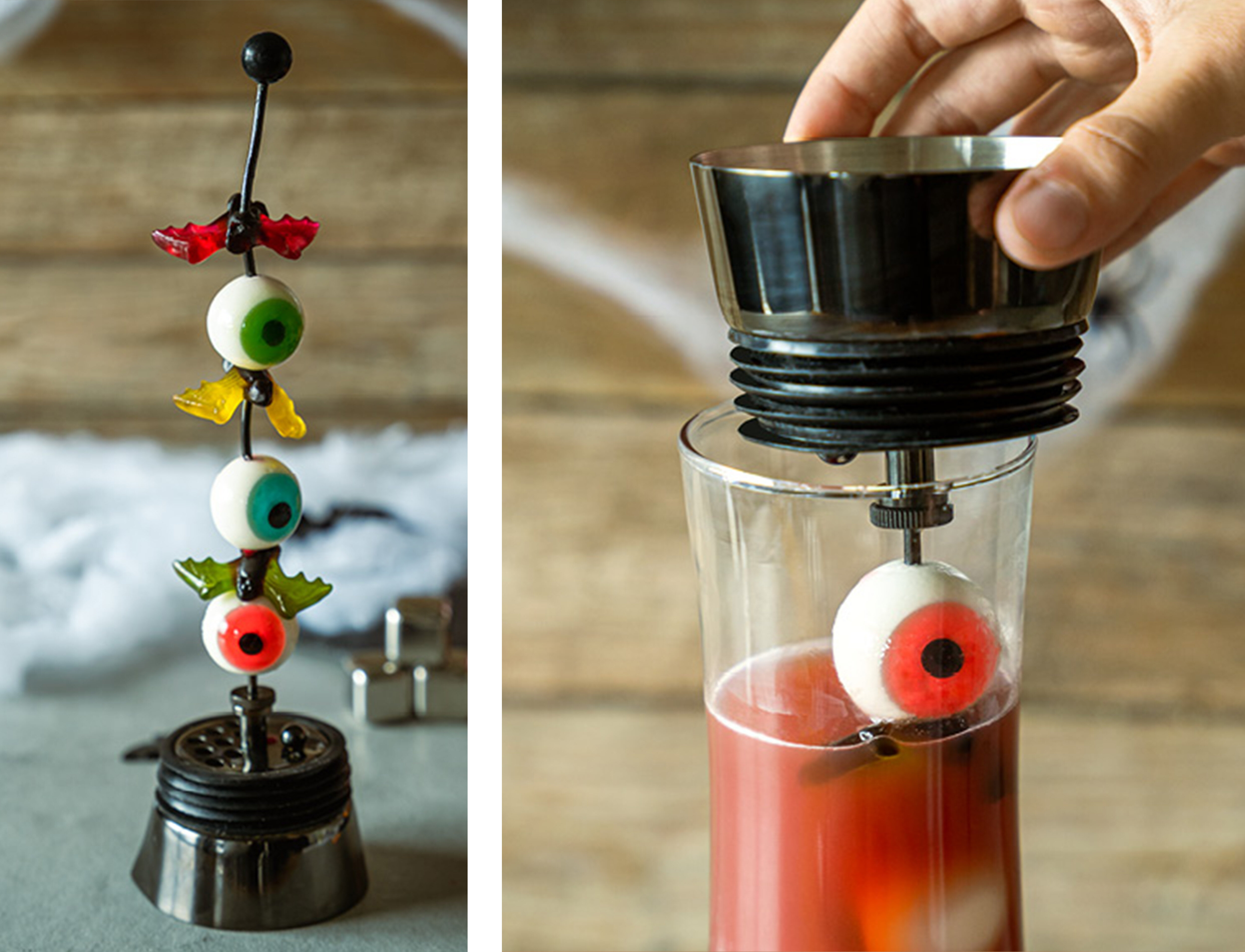Links ein Spieß mit bunten Gummi-Augen und einer schwarzen Basis. Rechts wird ein schwarzes Sieb über ein Glas mit rotem Getränk gehalten.
