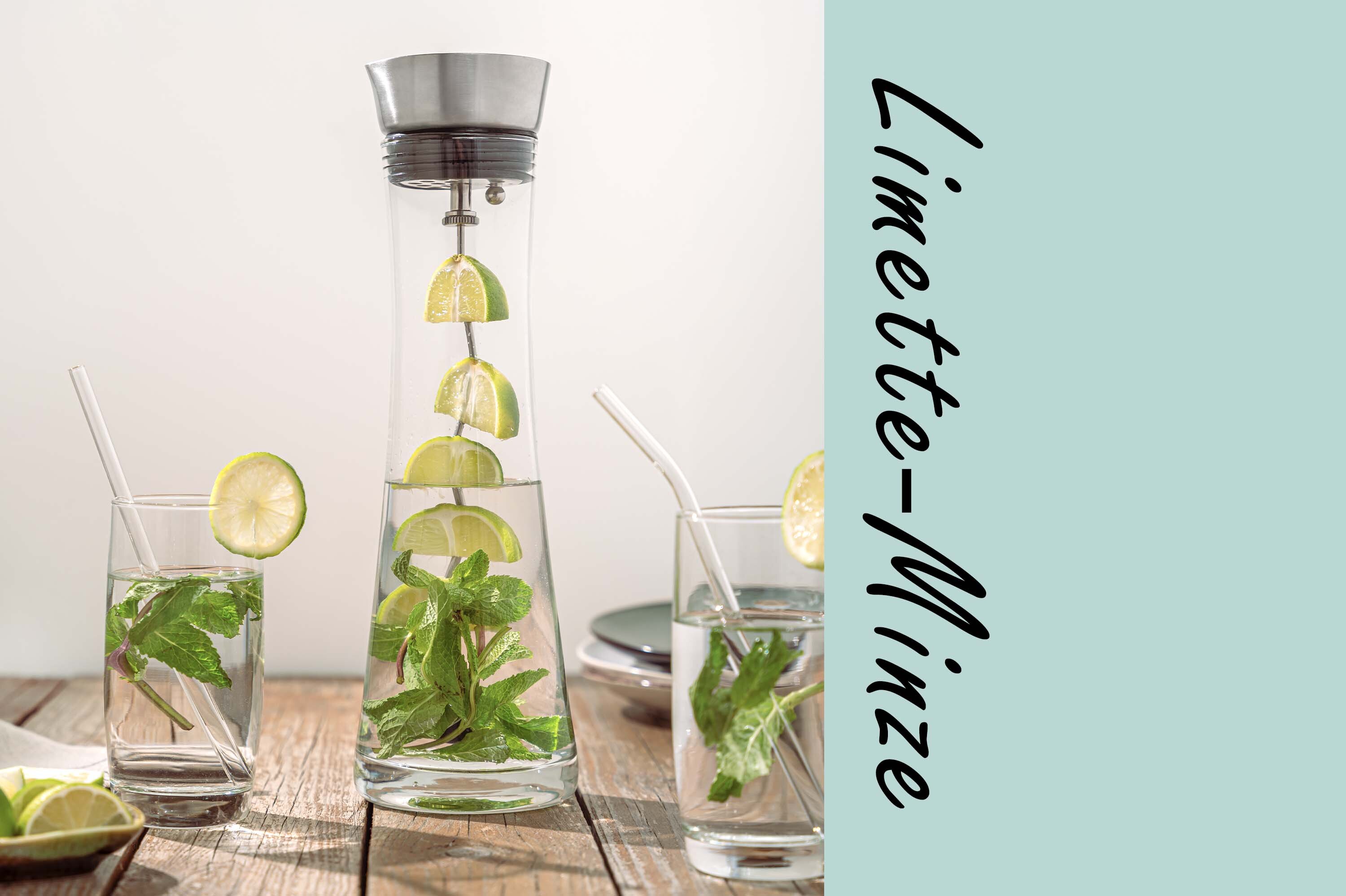 Eine Glaskaraffe mit Limettenscheiben und Minzblättern, daneben zwei Gläser mit Wasser, Limettenscheiben und Trinkhalmen. Text 'Limette-Minze' auf der rechten Seite.