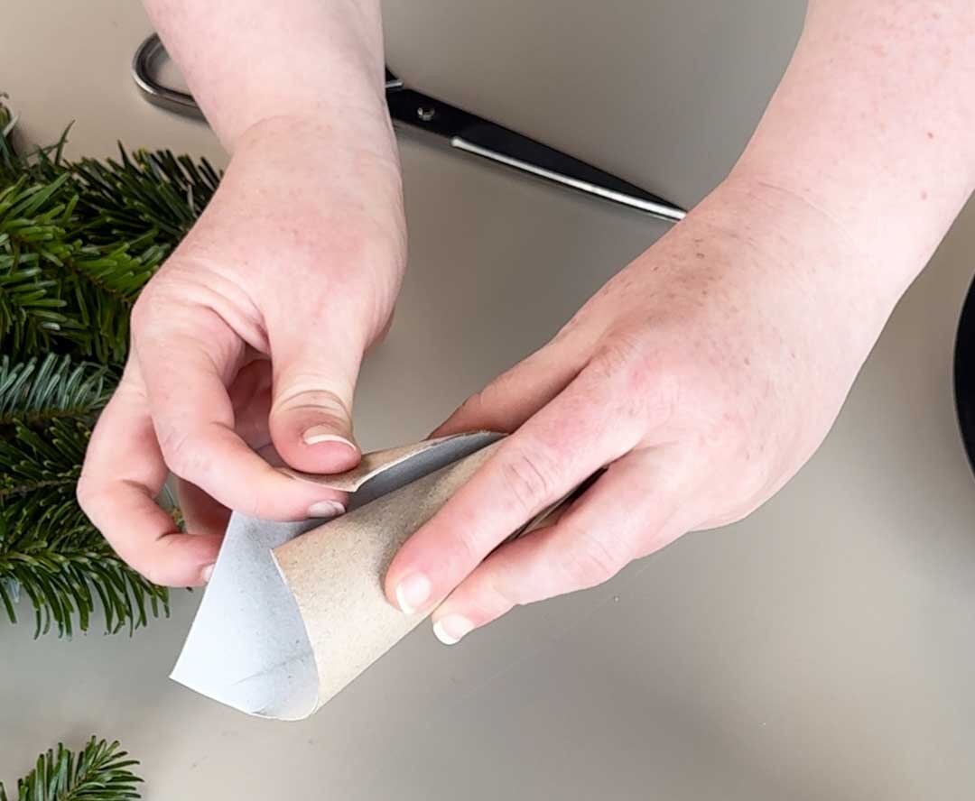 Mini Tannenbaum Papprolle zu einem Spitzhut rollen