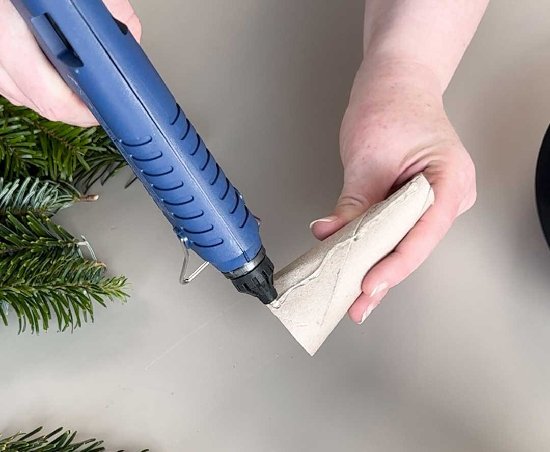 Mini Tannenbaum, Kleber vertikal auf den Spitzhut aufbringen