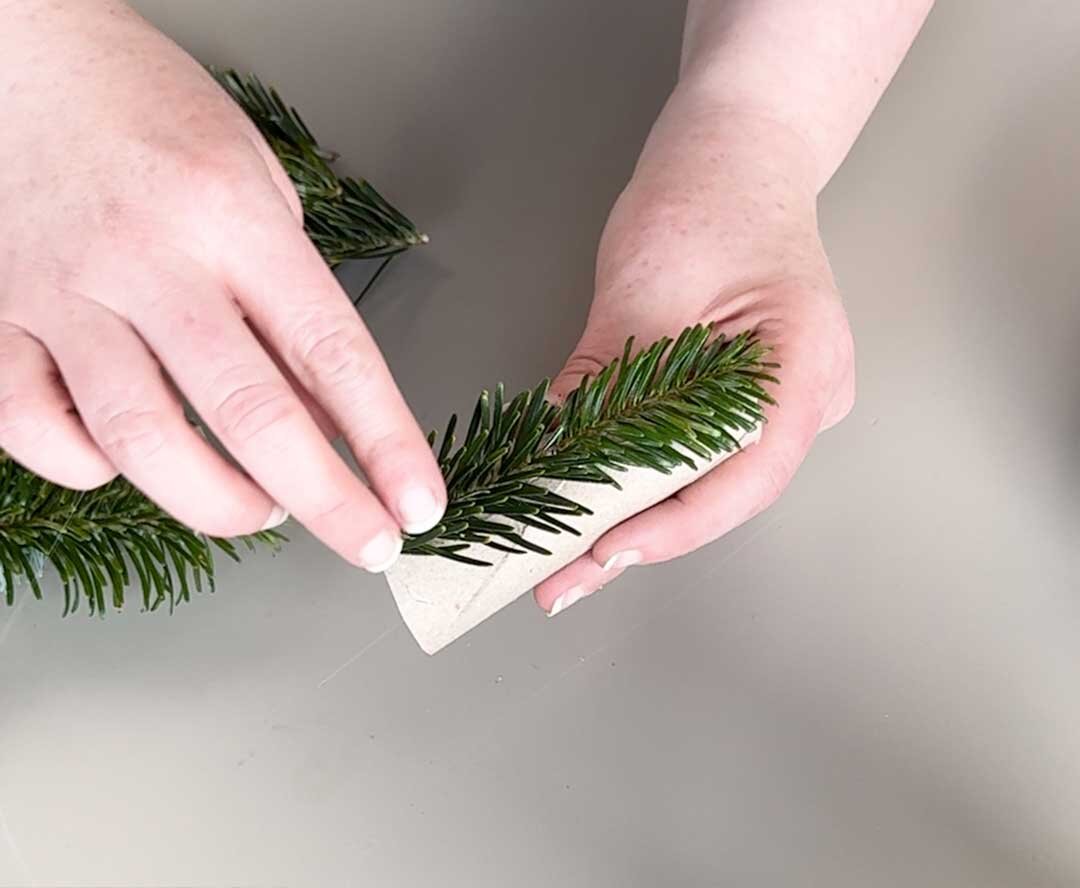 Mini Tannenbaum Tannengrün auf Klebespur aufbringen.