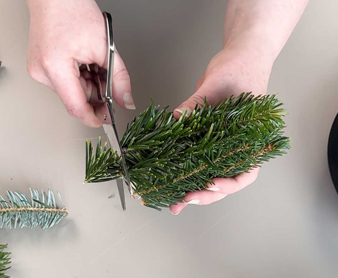 Mini Tannenbaum, Überstehendes Tannengrün am Boden abschneiden, sodass die gebastelte Tanne gerade steht. 
