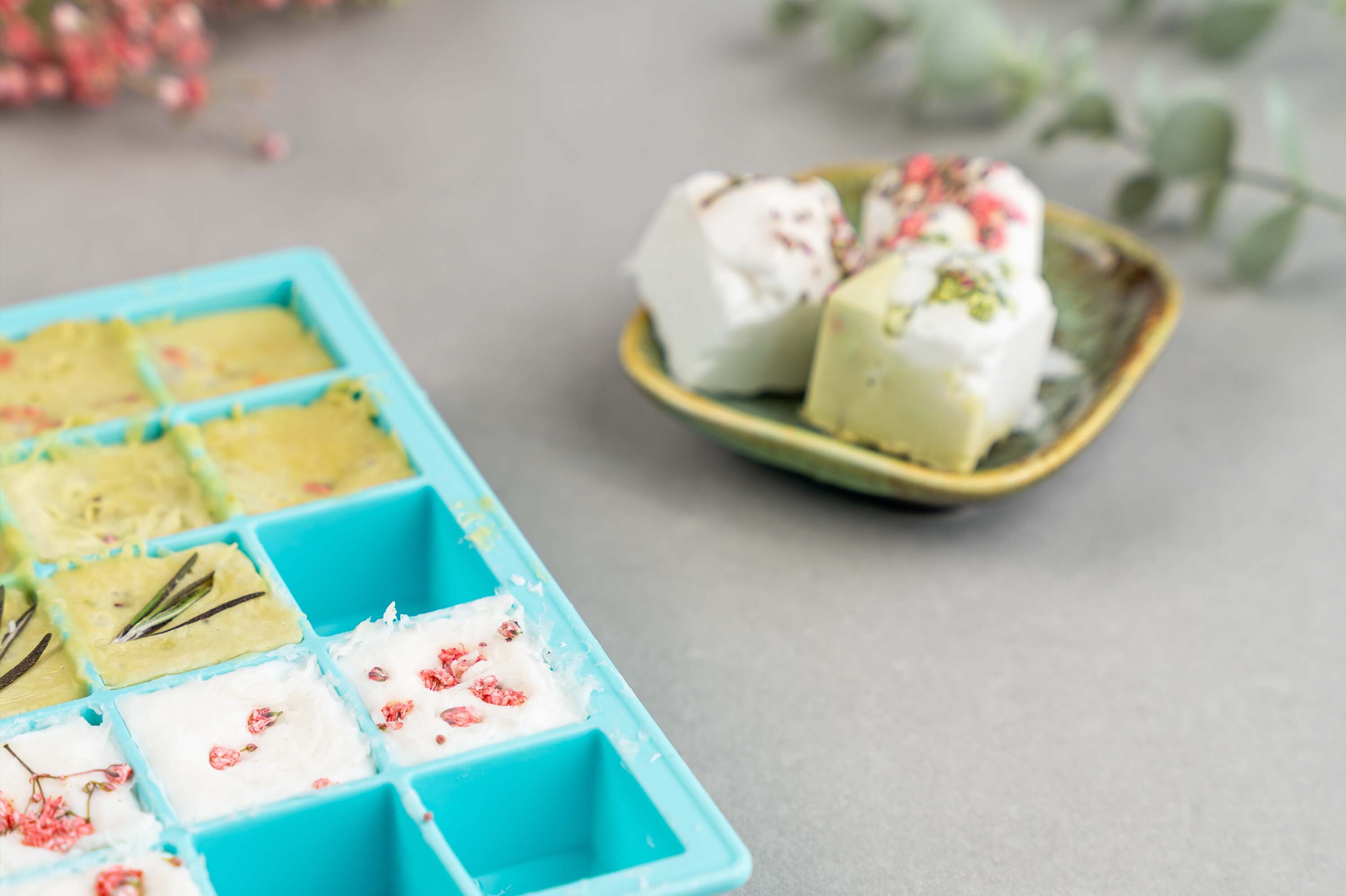 Seife kocht im Topf und wird in Eiswürfelformen mit Rosmarin gefüllt.