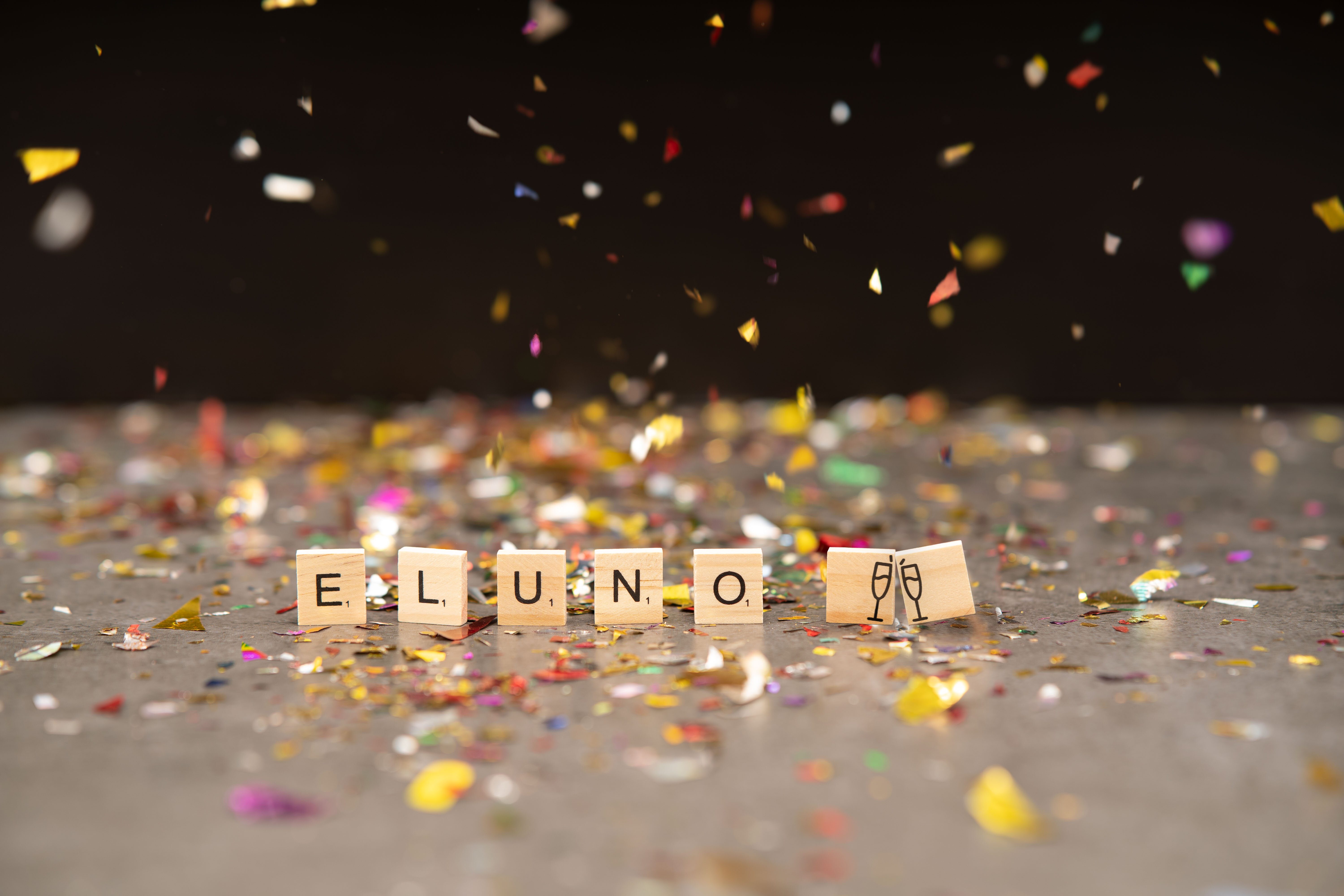 Eluno - Konfetti Deko mit Holzbuchstaben