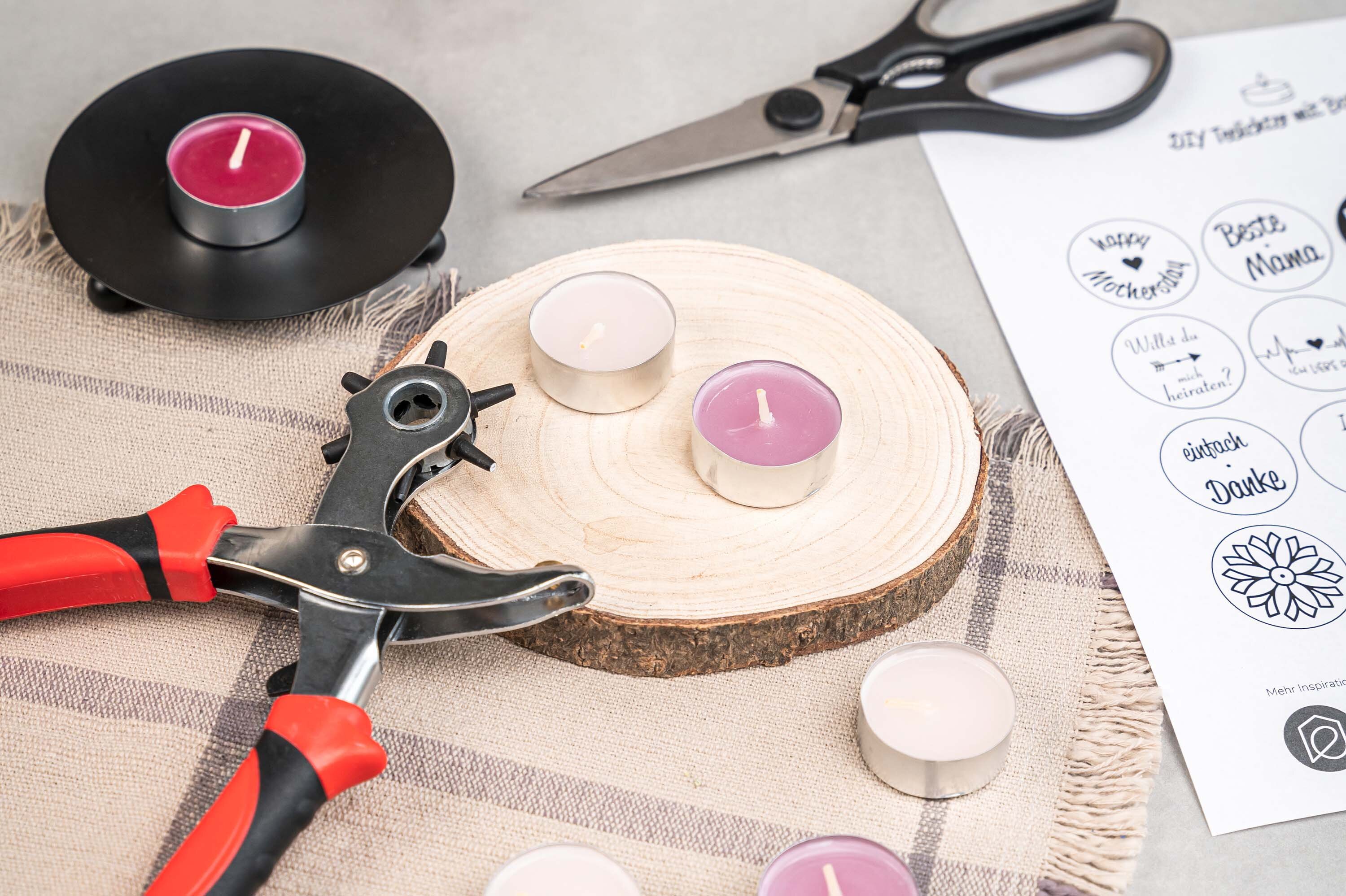 DIY-Projekt mit Kerzen und Holzplatten; Werkzeuge und Stickers bereit.