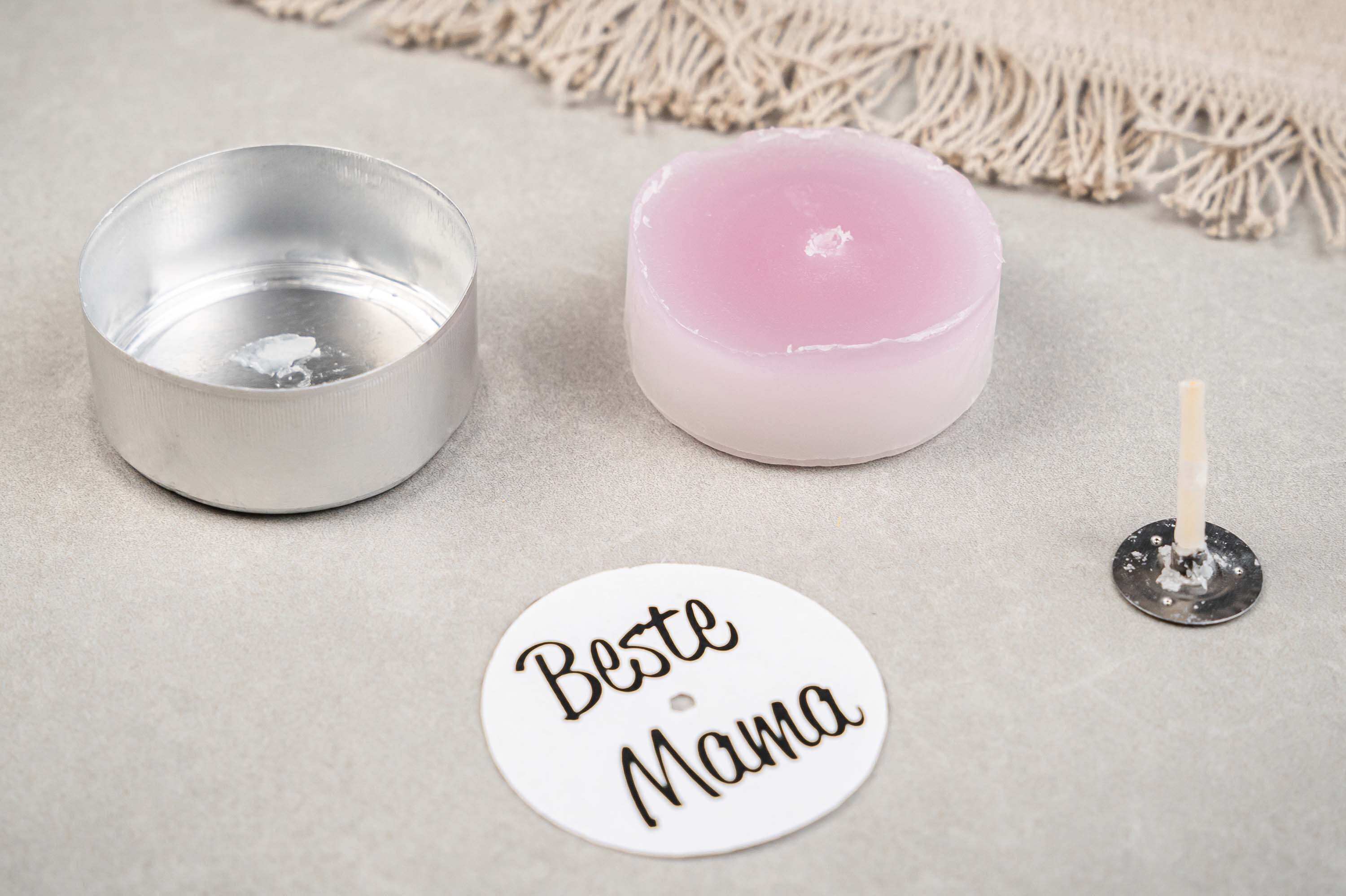 Teelichthalter und Wachs: 'Beste Mama' - ein persönlicher Gruß.