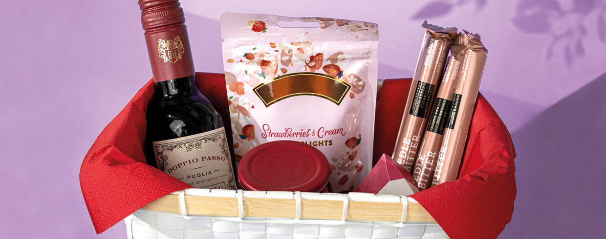 Weingetränkset mit Wein, Schoko-Streuseln und Butterstiften in einem Brotkästen-Geschenkset.