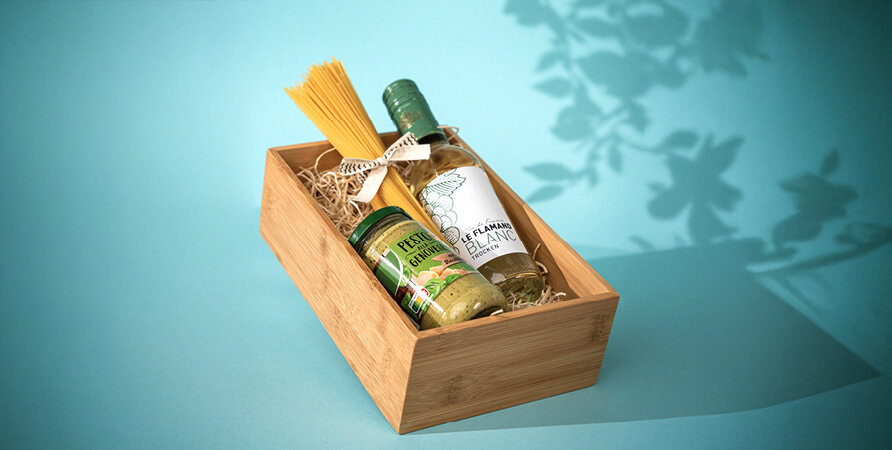 Holzkiste mit Pasta, Olivenöl und Pesto – Ein Gourmet-Geschenkset.