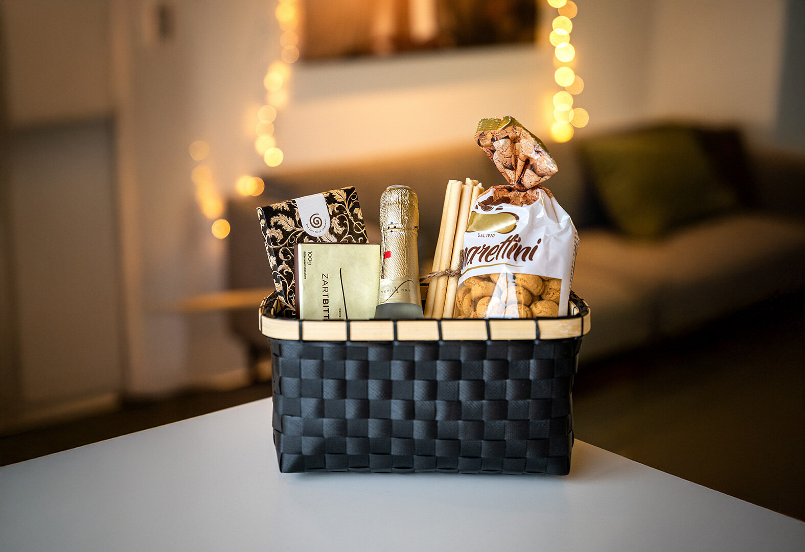 Weingetränkset mit Wein, Schoko-Streuseln und Butterstiften in einem Brotkästen-Geschenkset.