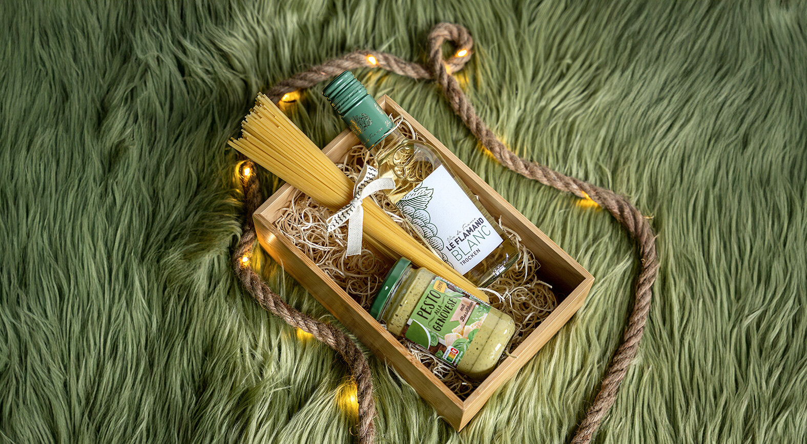Italienische Genüsse: Spaghetti, Weißwein & Pesto in einem Geschenkset