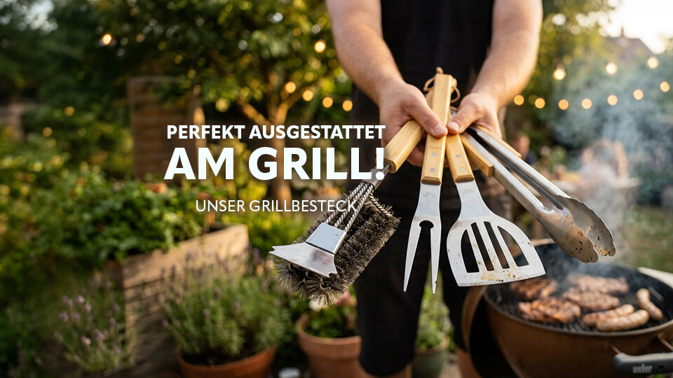Person hält vier Grillwerkzeuge mit Holzgriffen vor einem Grill mit Grillgut