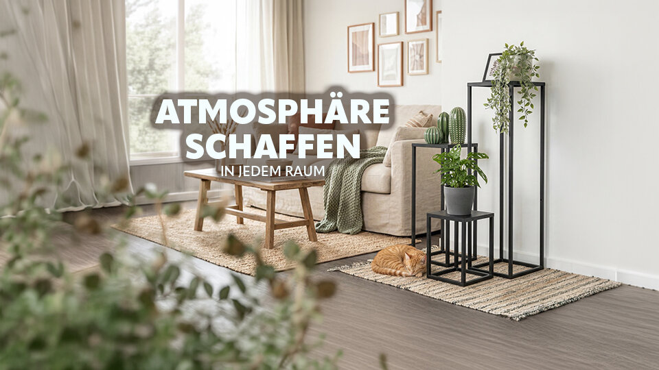 Wohnzimmer mit Sofa, Holztisch, Teppichen, Pflanzenhockern mit Topfpflanzen und einer schlafenden Katze auf dem Boden. KI-generiert