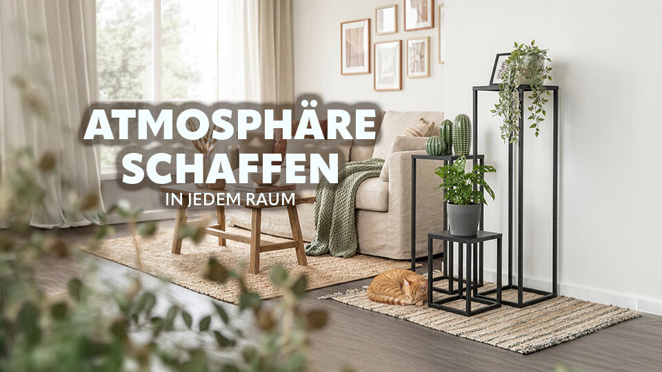 Wohnzimmer mit Sofa, Holztisch, Teppichen, Pflanzenhockern mit Topfpflanzen und einer schlafenden Katze auf dem Boden. KI-generiert