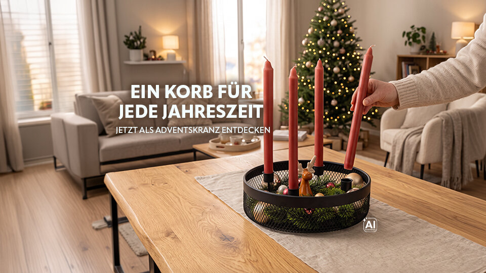 Ein Adventskorb mit vier roten Kerzen und Weihnachtsdekor. KI-generiert-ation steht auf einem Holztisch vor einem geschmückten Weihnachtsbaum