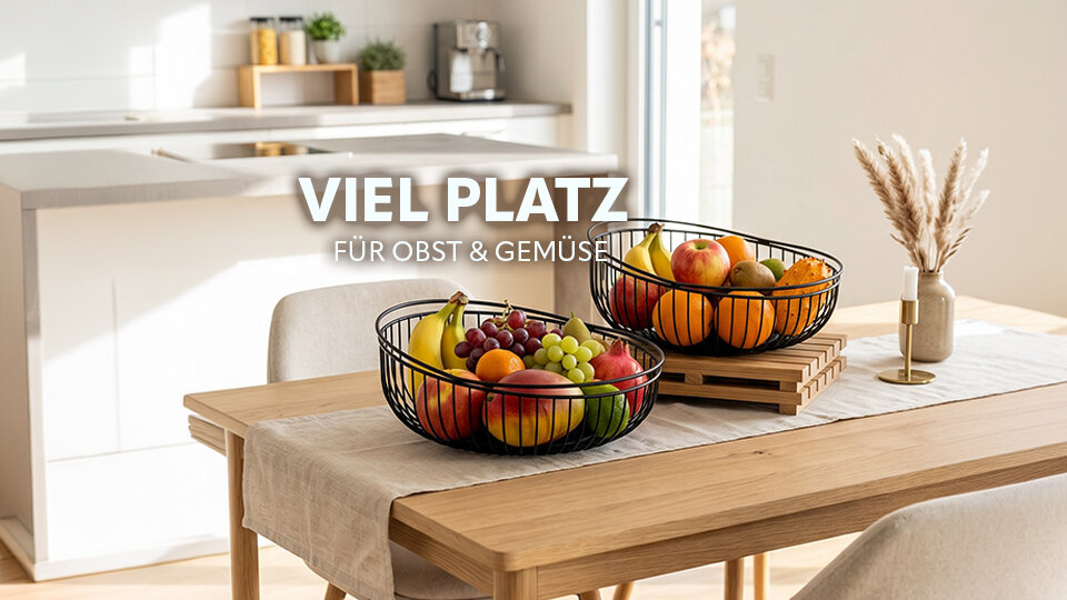 Zwei schwarze Drahtkörbe mit Obst auf einem Holztisch in einer modernen Küche, ki-generiert