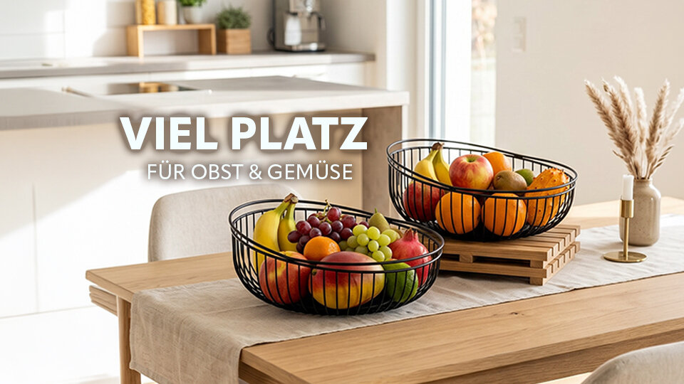 Zwei schwarze Drahtkörbe mit Obst auf einem Holztisch in einer modernen Küche, ki generiert