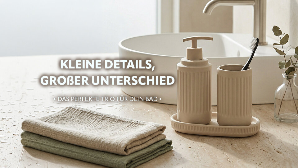 Badutensilien mit Seifenspender, Zahnputzbecher und Handtüchern auf einer hellen Oberfläche neben einem Wasserhahn