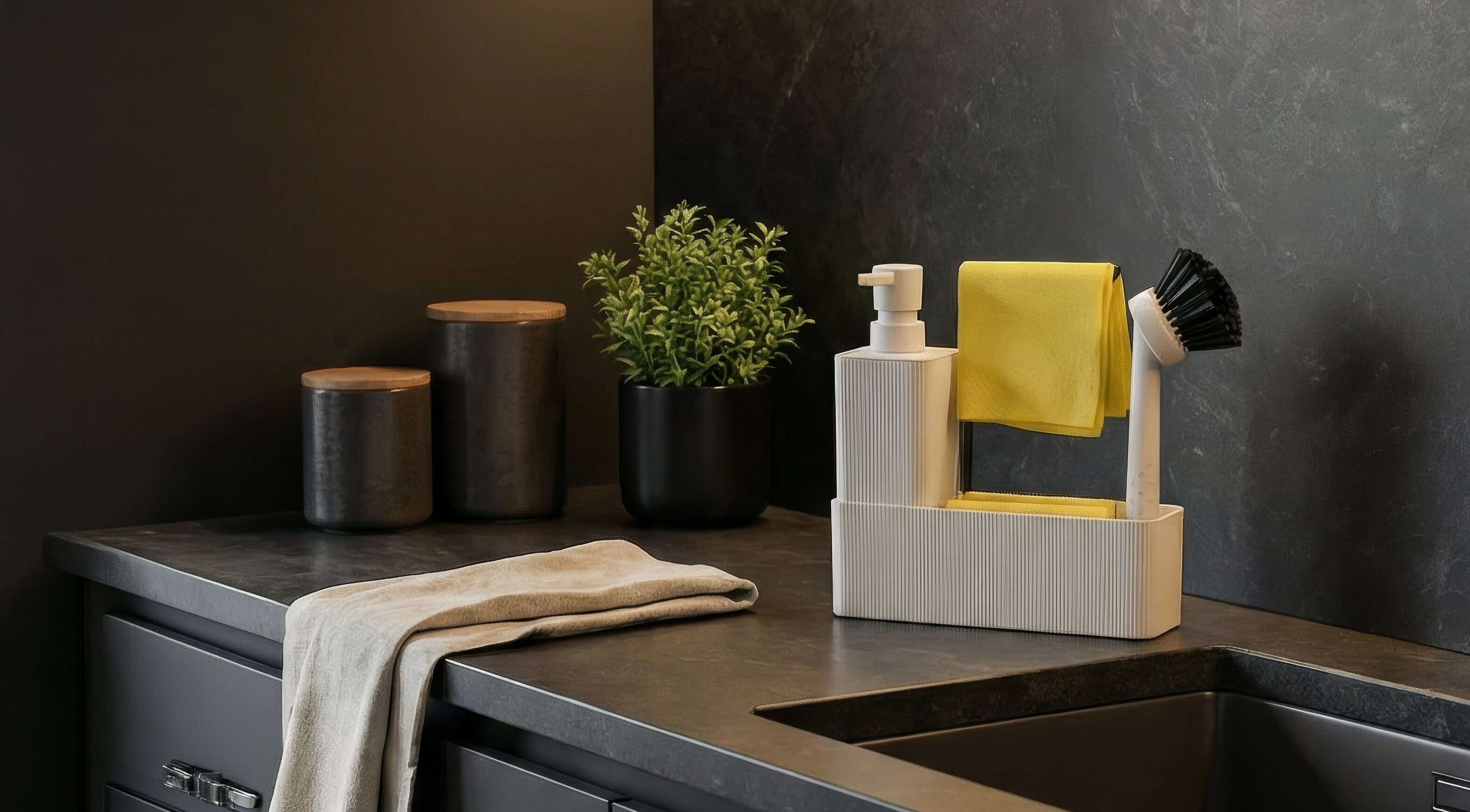 Spülbeckenorganizer mit Seifenspendern, Bürste und Schwämmen auf Arbeitsplatte neben Spüle